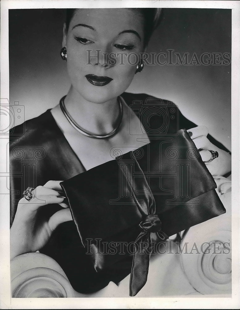 1947 Josef petit sac made of satin with ribbon - Historic Images