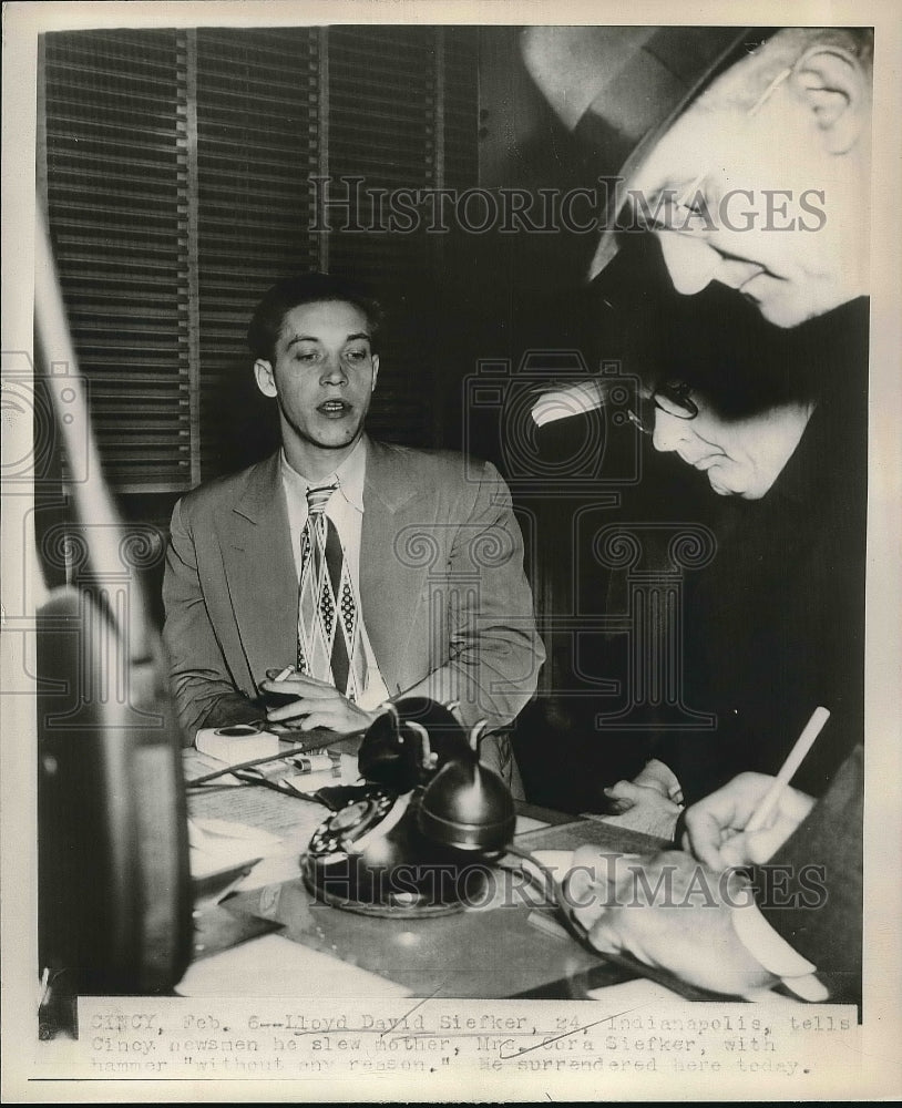 1948 Press Photo Lloyd David Siefker Talks to Newsmen About Slew Mother - Historic Images