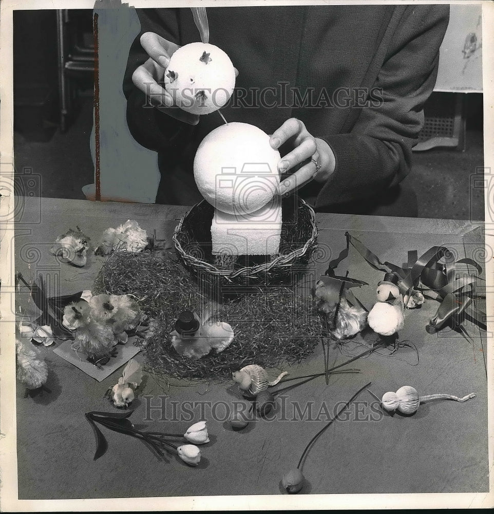 1962 Press Photo How To Make Easter Bunny Decoration at Town Country Garden Club - Historic Images