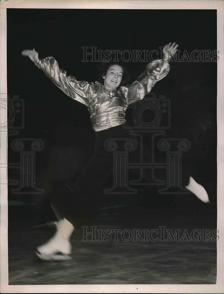 1937 Press Photo ice skater Lois Dworhak of Duluth doing a split jump - Historic Images