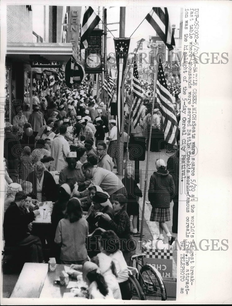1961 Press Photo scene from 5 Day Cereal City Festival in Battle Creek, Mich - Historic Images