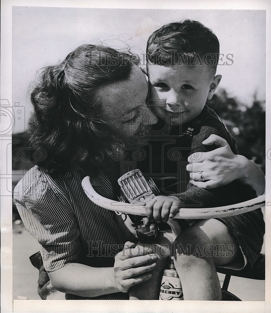 1947 Mrs Dolores Smith & Son Stephen Missing for a Few Hours - Historic Images