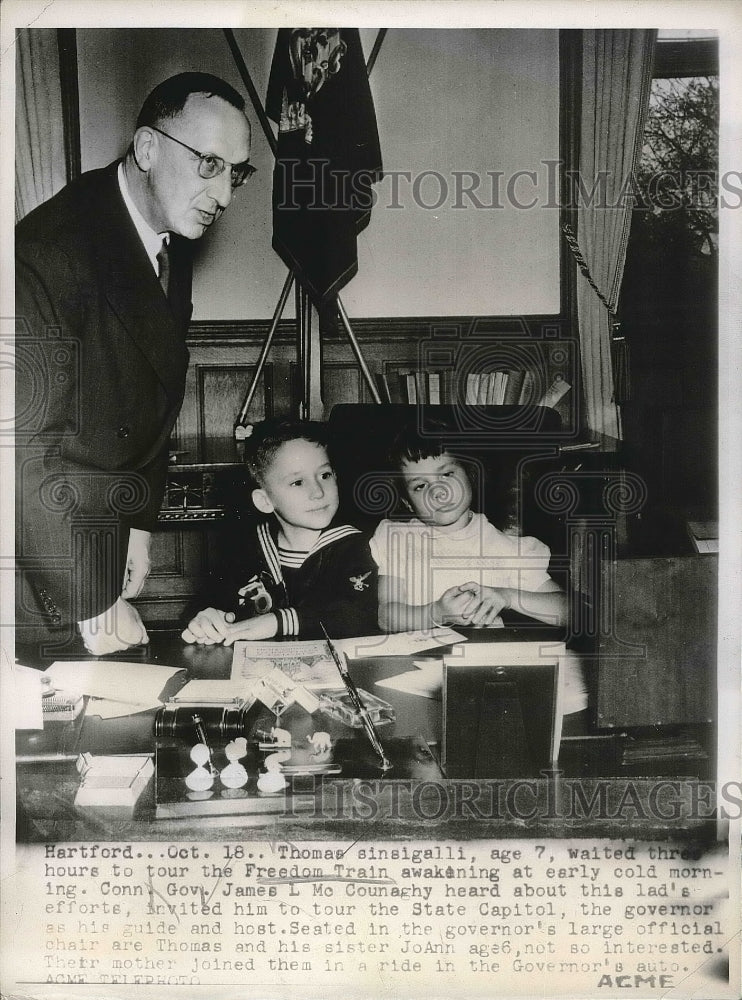 1947 Press Photo Thomas Sinsigalli Waiting for Freedon Train - nea61954 - Historic Images