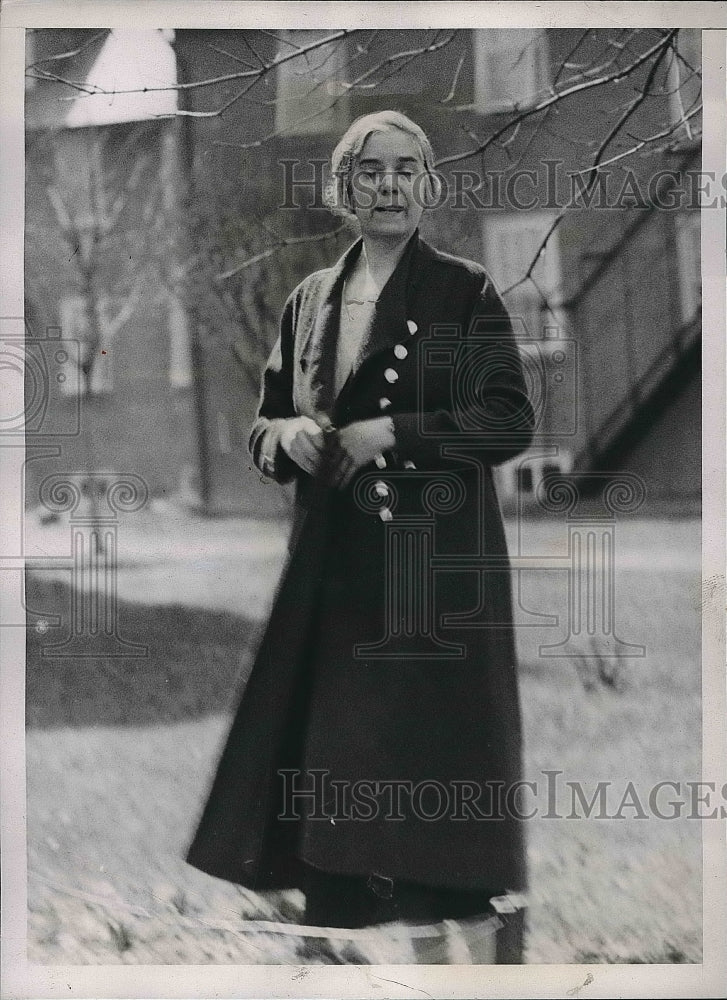 1936 Press Photo Miss Emma Wendel Dodges Reporters, Sister of Paul Wendel-Historic Images