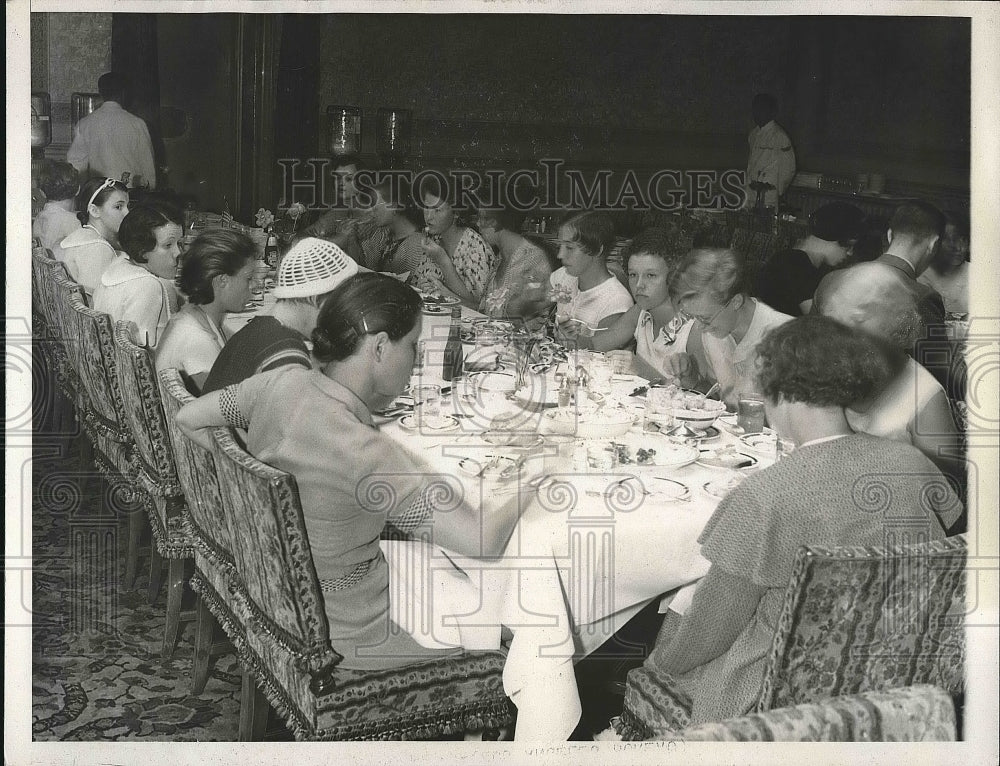 1932 United States Luncheon Chapman Park Hotel Olympic Girls - Historic Images