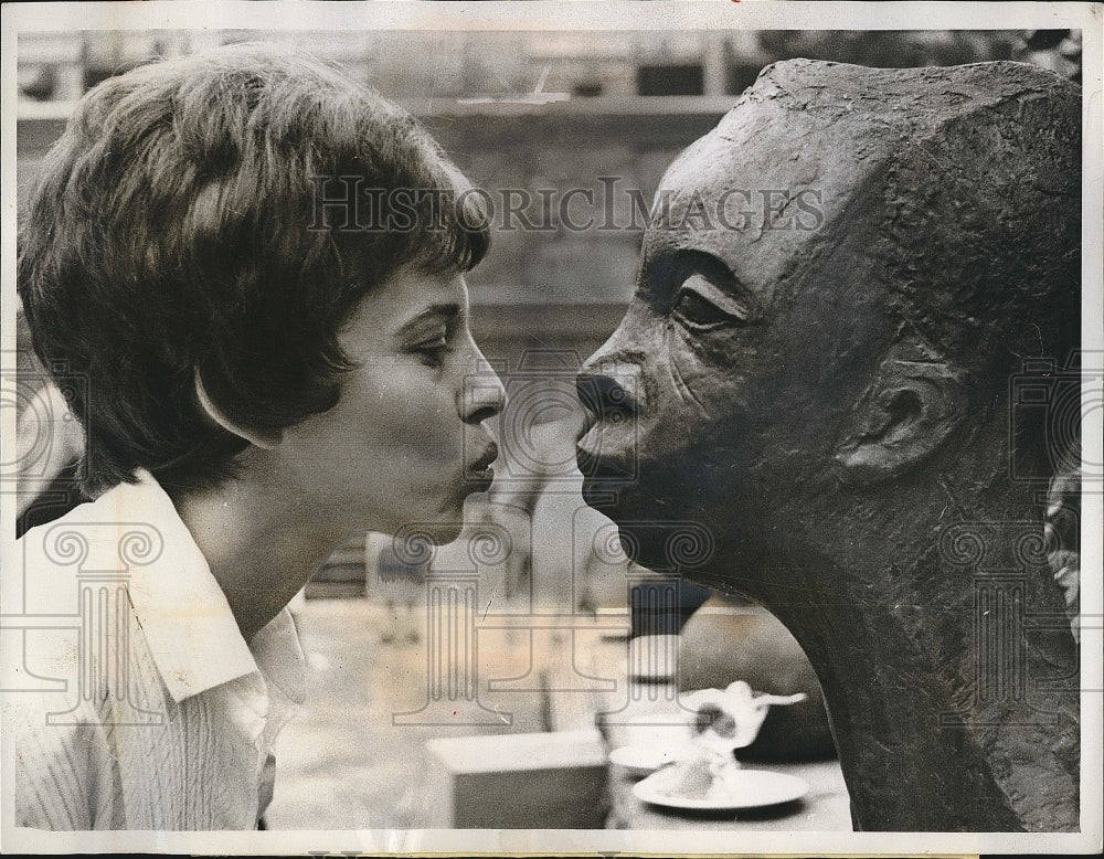 1961 Mrs Ronald Satok Kissing Statue  - Historic Images