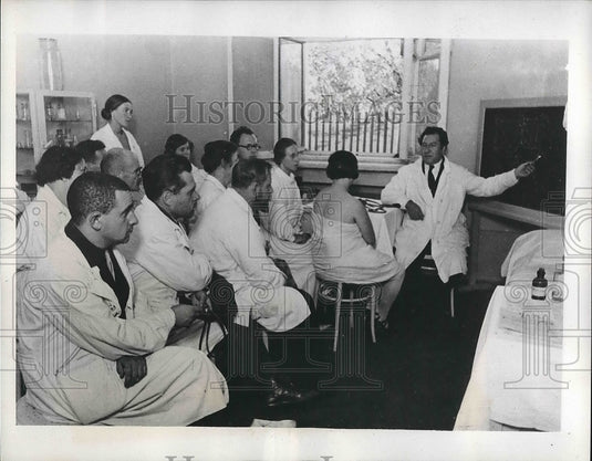 1934 Press Photo Dr Kzakov Discusses Chemical Endocrine Profile Of A Patient - Historic Images