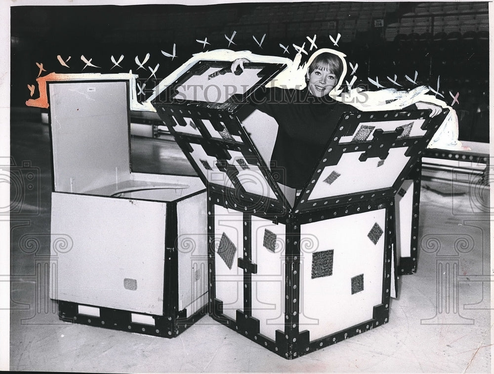 1967 Glenda Brenner, Ice Capette, demonstrates the Jack - Historic Images