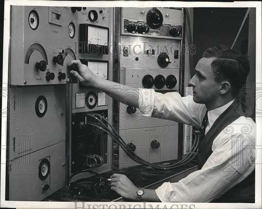 1952 Press Photo Engineer at Bell Telephone Laboratories - nea62185 - Historic Images