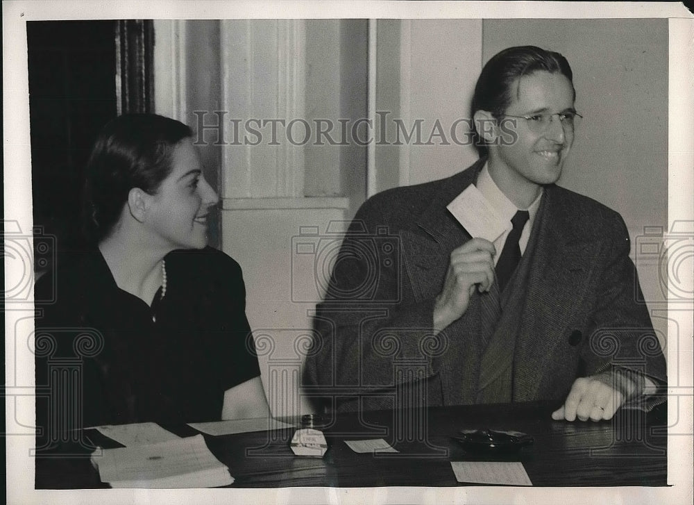 1940 Press Photo Minister Keith Kanaga Registers With Selective Service - Historic Images