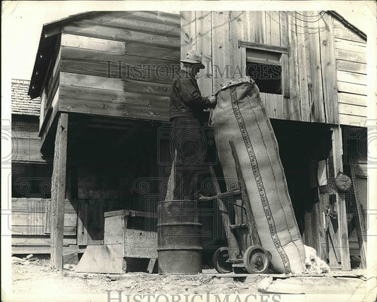 1944 Wool Bag workman  - Historic Images