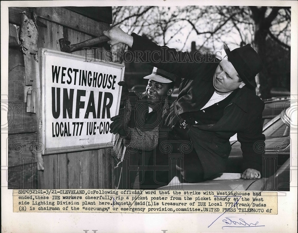 1956 Press Photo Kenneth Reid &amp; Frank Dudas Take Down Westinghouse Picket Signs-Historic Images