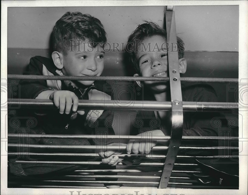 1954 Press Photo Howard Kiven Glenn Goldring baggage rack of bus headed for camp - Historic Images