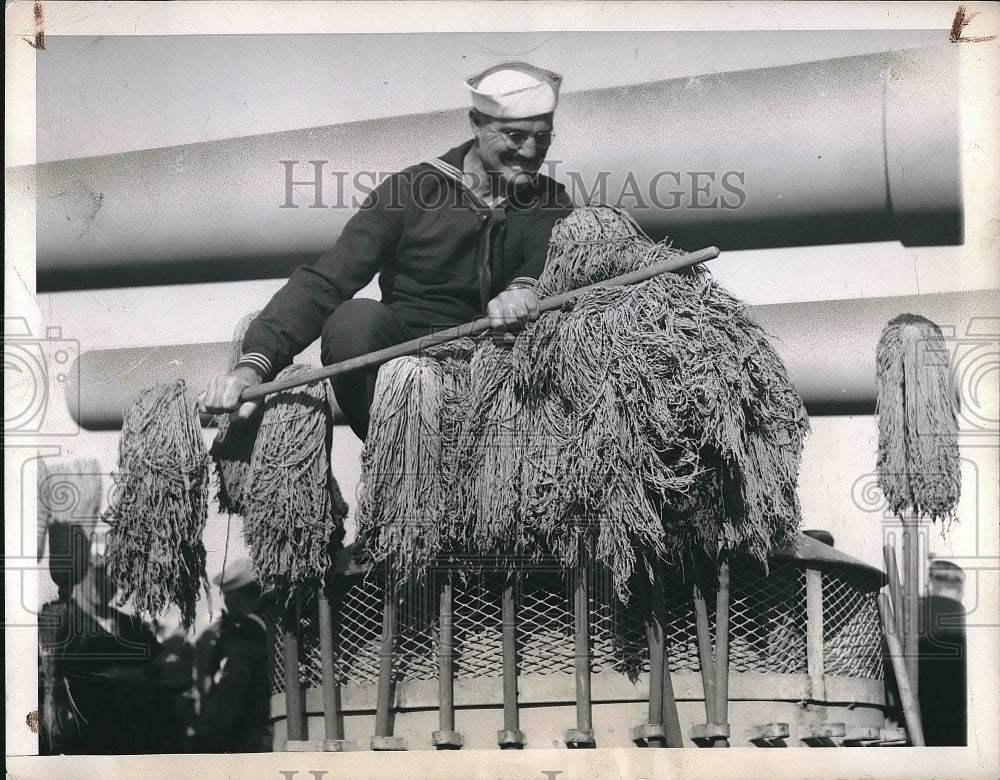 1945 Press Photo Ralph Hill USS Washington - Historic Images