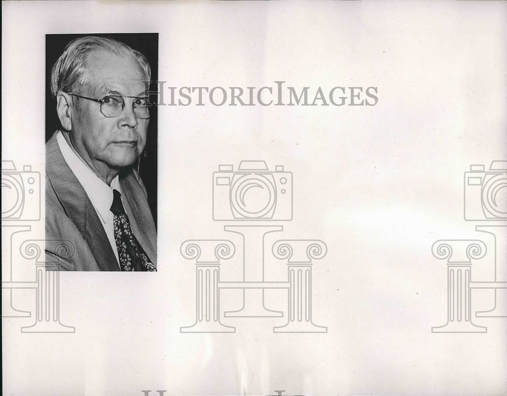 1956 Press Photo Dr Roy Knapp of Akron Ohio - nea62299 - Historic Images
