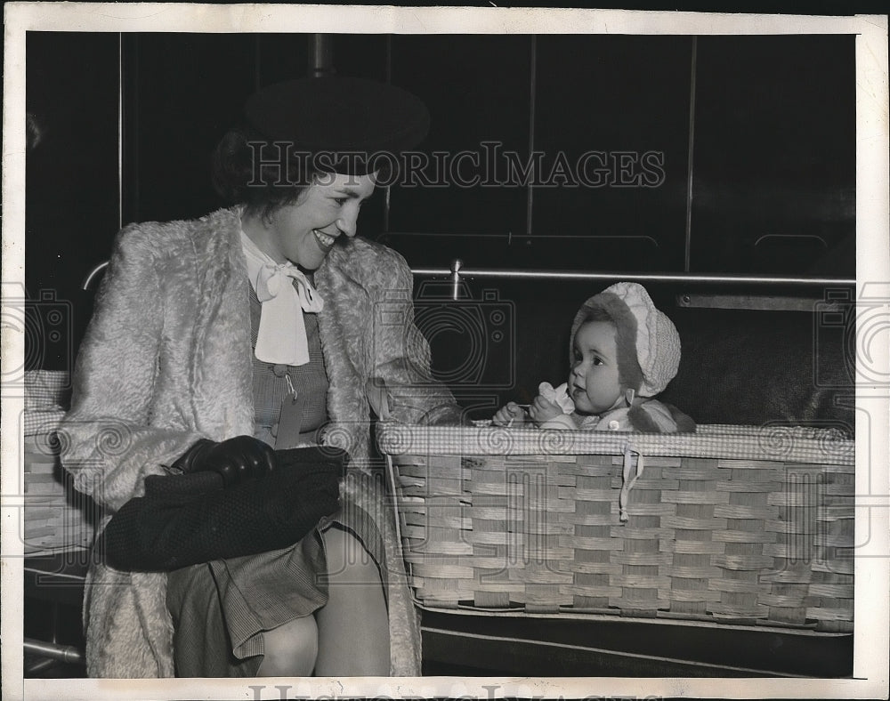 1946 British Bride of US Serviceman Dorothy Apeel and Daughter - Historic Images