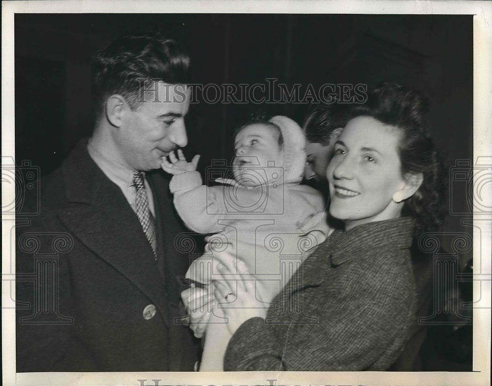 1946 Sgt. & Mrs. Dorothy Falleck with Daughter, Carol  - Historic Images