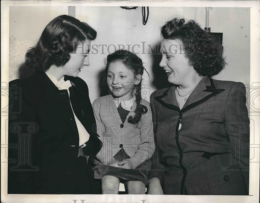 1946 GI Brides, Mrs. Joan Antrim, Daughter Gloria, Rosemary Berdo - Historic Images