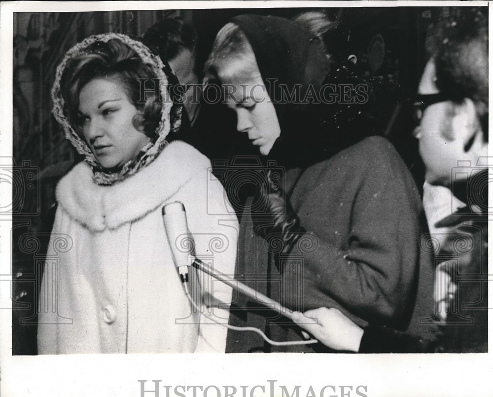1969 Press Photo Mrs Bonnie Singleton &amp; Mrs Paula Hartness Await News Husbands - Historic Images