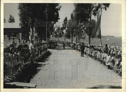 1957 Press Photo Community School Children Await His Imperial Majesty - Historic Images