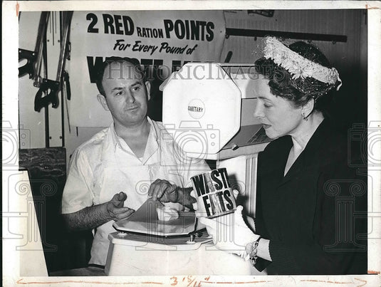 1943 Press Photo Helen Hayes Brings in Kitchen Fat to Butcher Wescott Bower - Historic Images