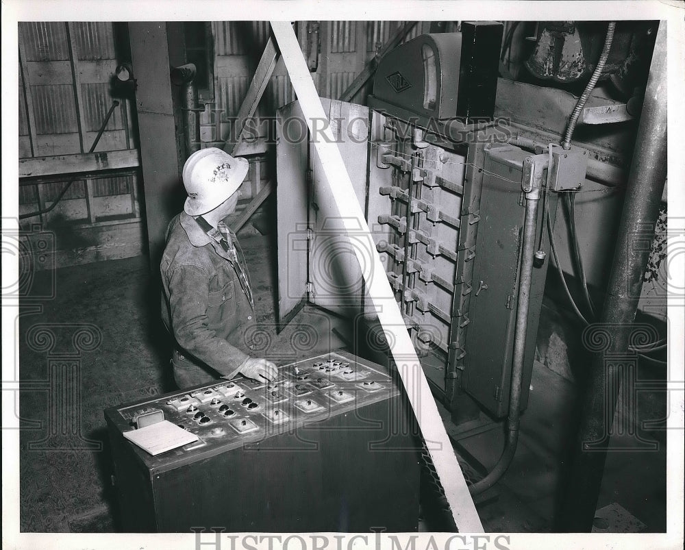 1958 Press Photo Robert F. Howard, Concrete Mixer Operator, Brownlee Dam - Historic Images