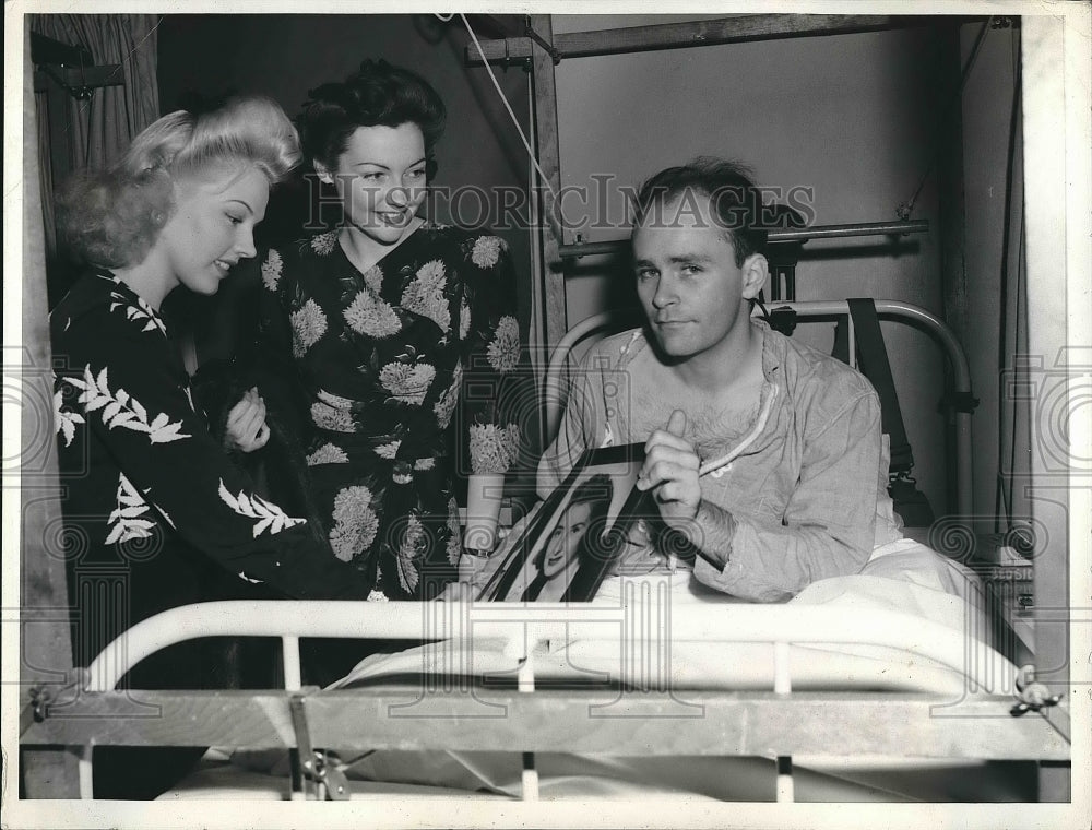 1943 Press Photo Actresses Robbins &amp; Barri Visit Jack Quedens In Hospital - Historic Images