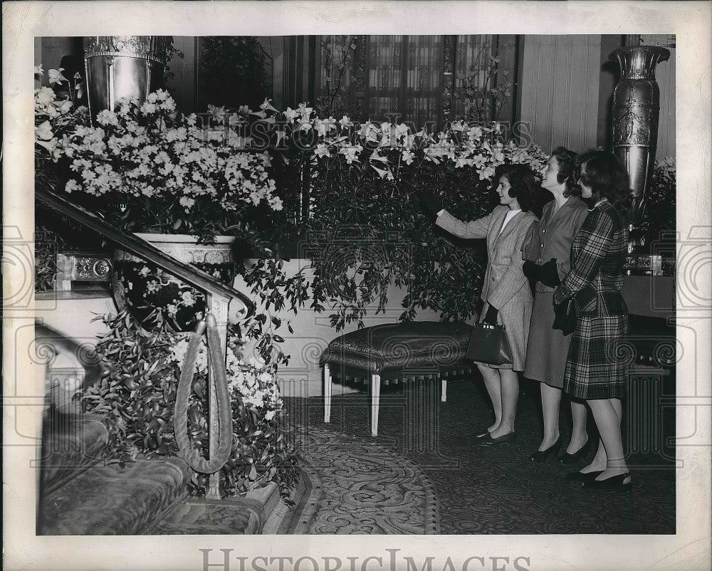 1946 Press Photo Visitors Admire Easter Floral Display at Waldorf Astoria Hotel - Historic Images