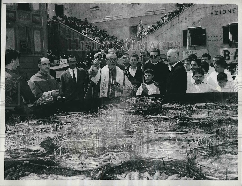 1961 Press Photo Monsignor Egidio Recagno, Archbishop of Genoa, blesses the fish - Historic Images