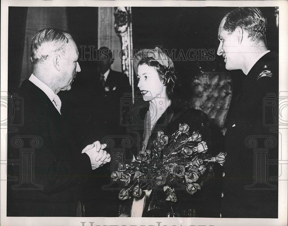 1951 Press Photo Princess Elizabeth &amp; Prince Philip Talk With Angus MacDonald - Historic Images