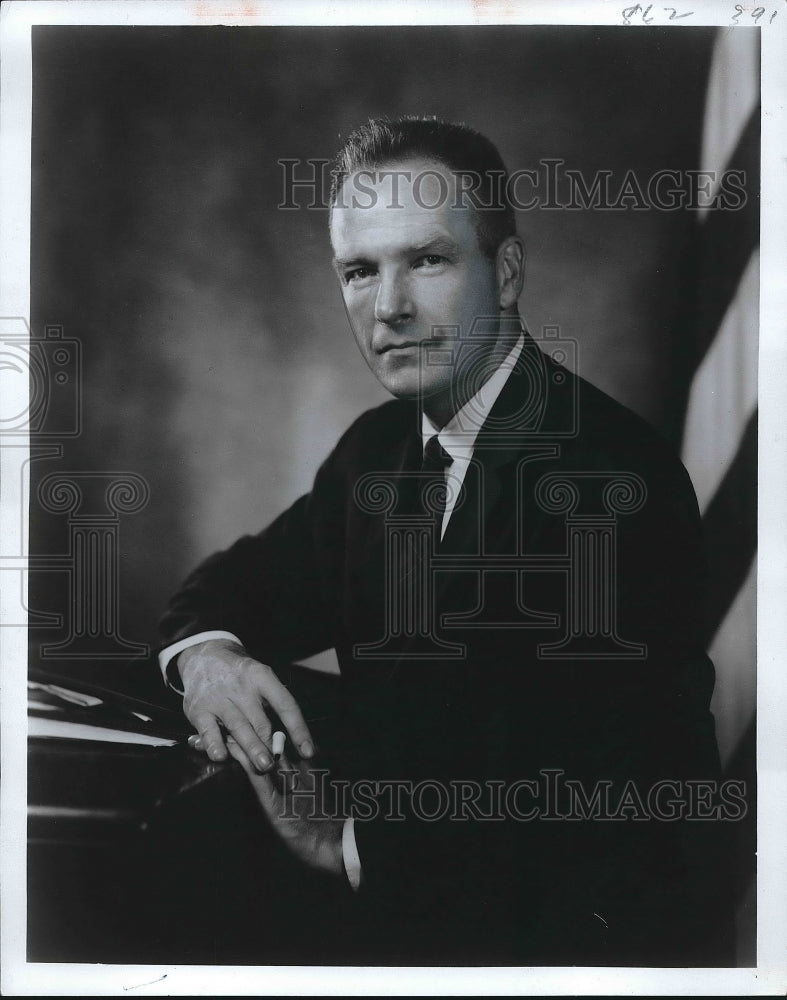 Press Photo Robert Duncan Sitting At Desk In Chair With Pen - Historic Images
