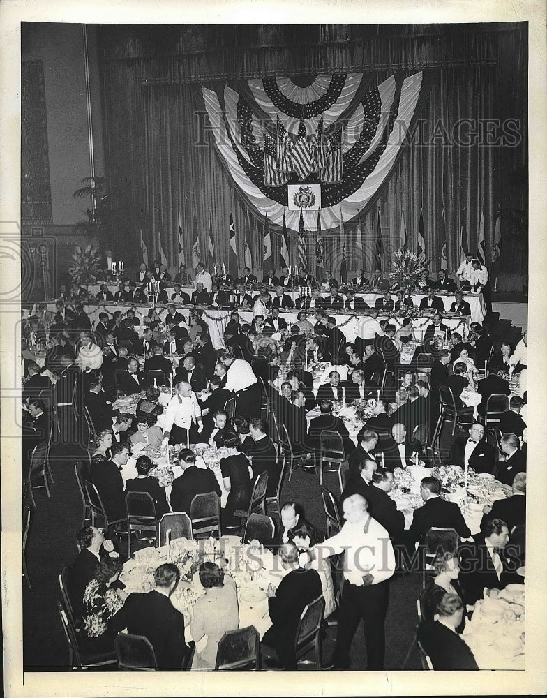 1943 Press Photo Flags Deck Waldorf-Astoria Hotel Enrique Penaranda Banquet - Historic Images