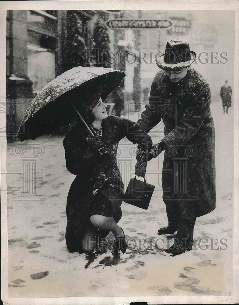 1939 Milton Davis assists Nancy McDade in snowstorm, Philadelphia - Historic Images