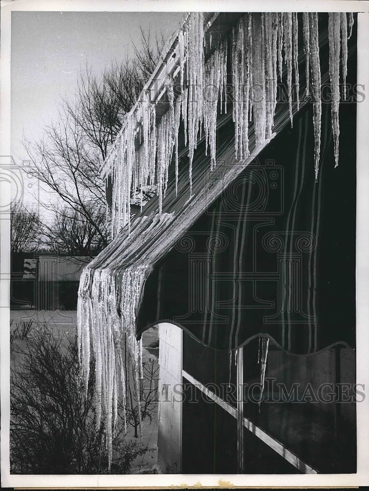 1960 2 Foot Icicles Hang From Roof In Leavenworth, Kansas - Historic Images