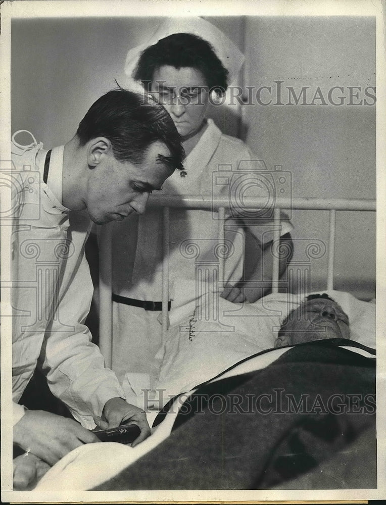 1932 Press Photo Dr. H. J. Millzner Injects Monoxide Victim With Methane Blue - Historic Images