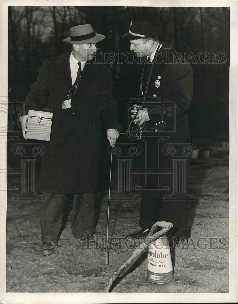 1953 Press Photo R J Bradley, Exec. Officer Of Gas Co. With John Schlund - Historic Images