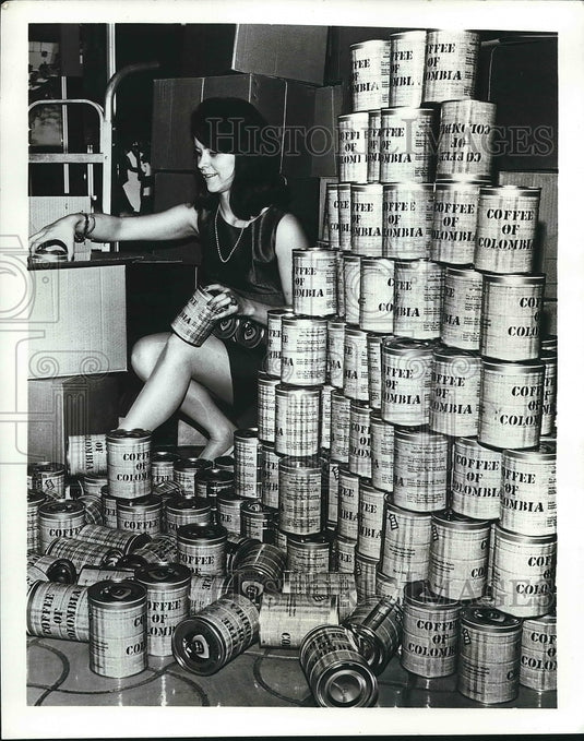 1967 Colombian Center Hostess Victoria Jaramillo Tallies 1200 Lbs - Historic Images