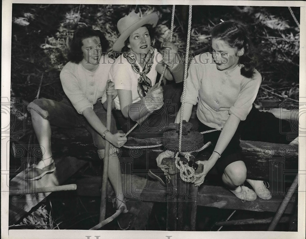 1940 Press Photo Abbie Quinn, Ara McFadden and Doris Evans tying rope - Historic Images