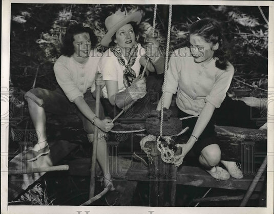 1940 Press Photo Abbie Quinn, Ara McFadden and Doris Evans tying rope - Historic Images