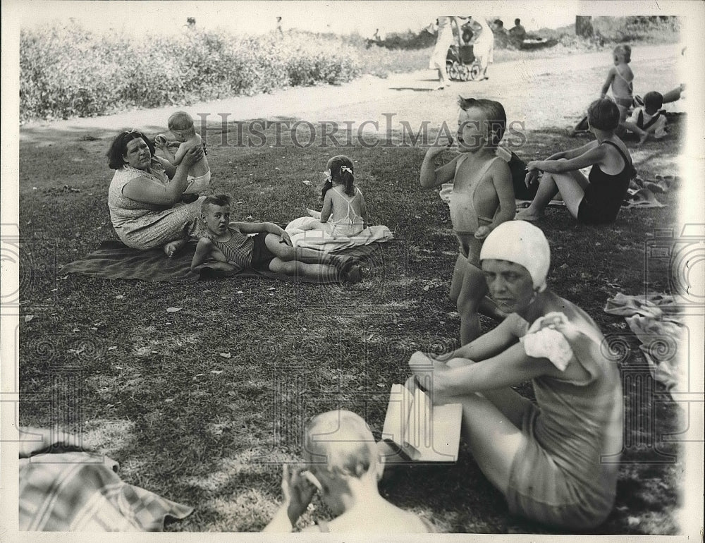 1932 Family in Chicago during heat wave  - Historic Images