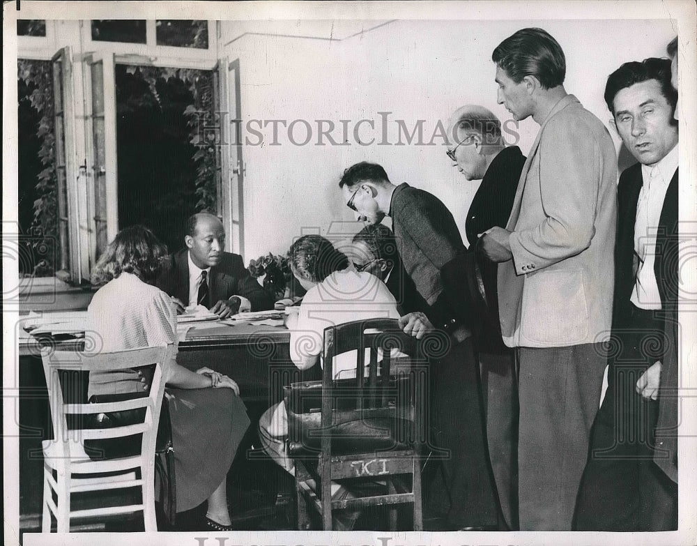 1950 Press Photo Balambaras Mahteme Selassie talking with displaced workers - Historic Images