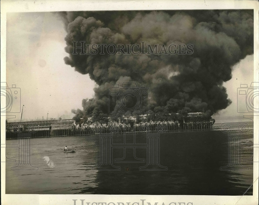 1938 Press Photo Waterfront fire in Vancouver Canada - nea63093 - Historic Images