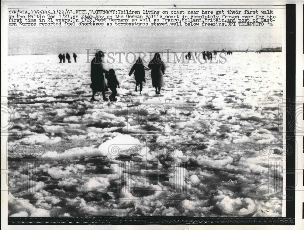 1963 Press Photo Children walking on frozen over Baltic Sea - Historic Images
