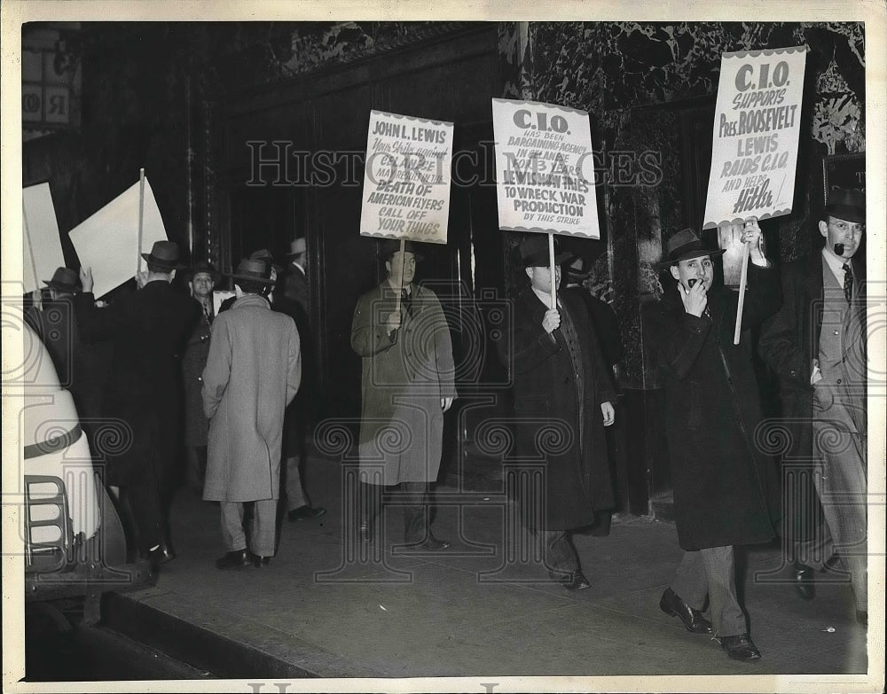 1943 Press Photo CIO Workers Protest John Lewis' Action In NJ At Hotel Roosevelt - Historic Images