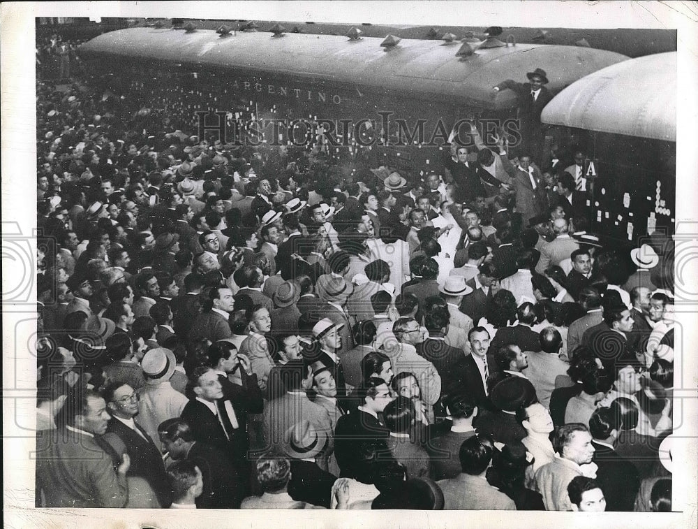 1946 Argentine Supporters Of Jose Tamborini And Enrique Mosca - Historic Images