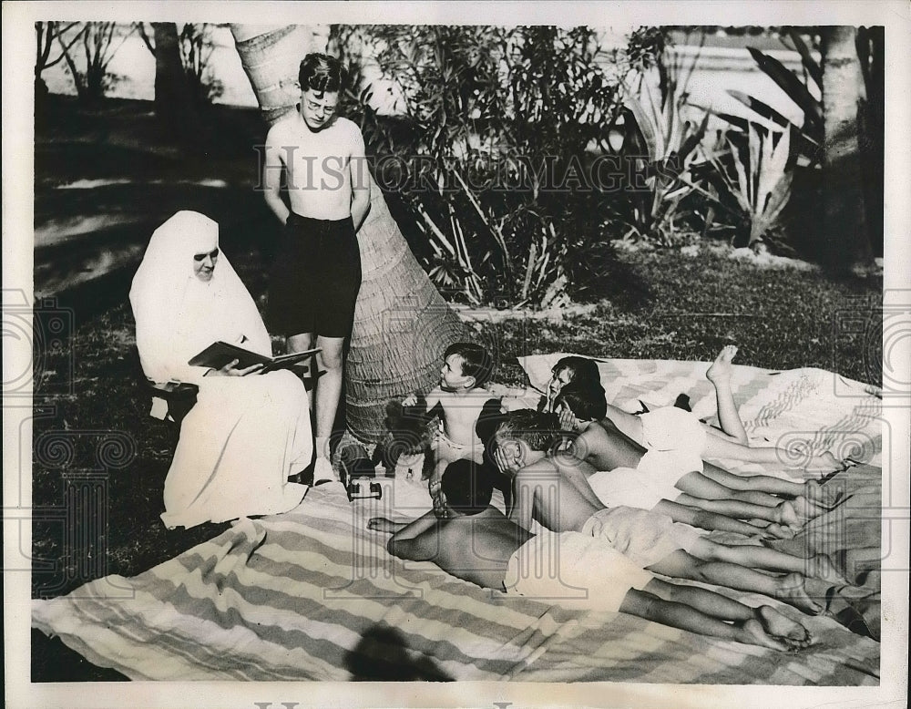 1938 Young Rhuematic Heart Patients Of St. Francis Listen To Sister - Historic Images