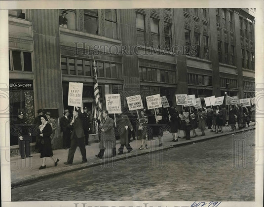 1941 Press Photo Students Picket Rapp Coubert Subcommittee Hearing - nea63192 - Historic Images