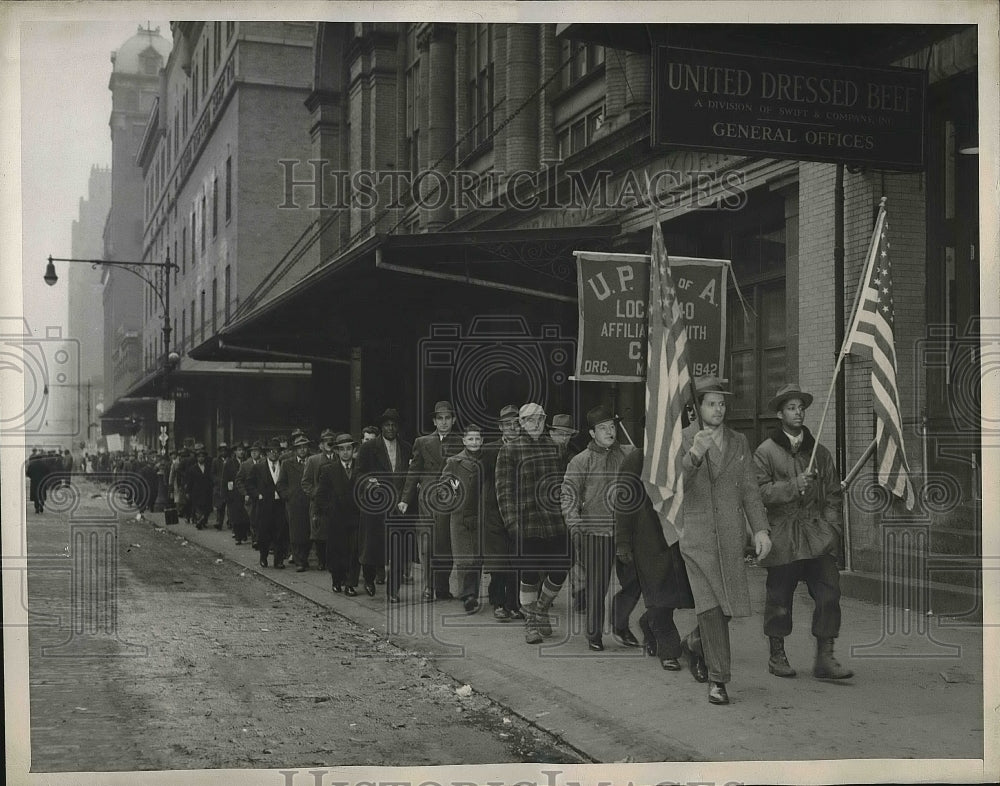 1946 packinghoues workers picketing in front of Swift & Co., NY - Historic Images