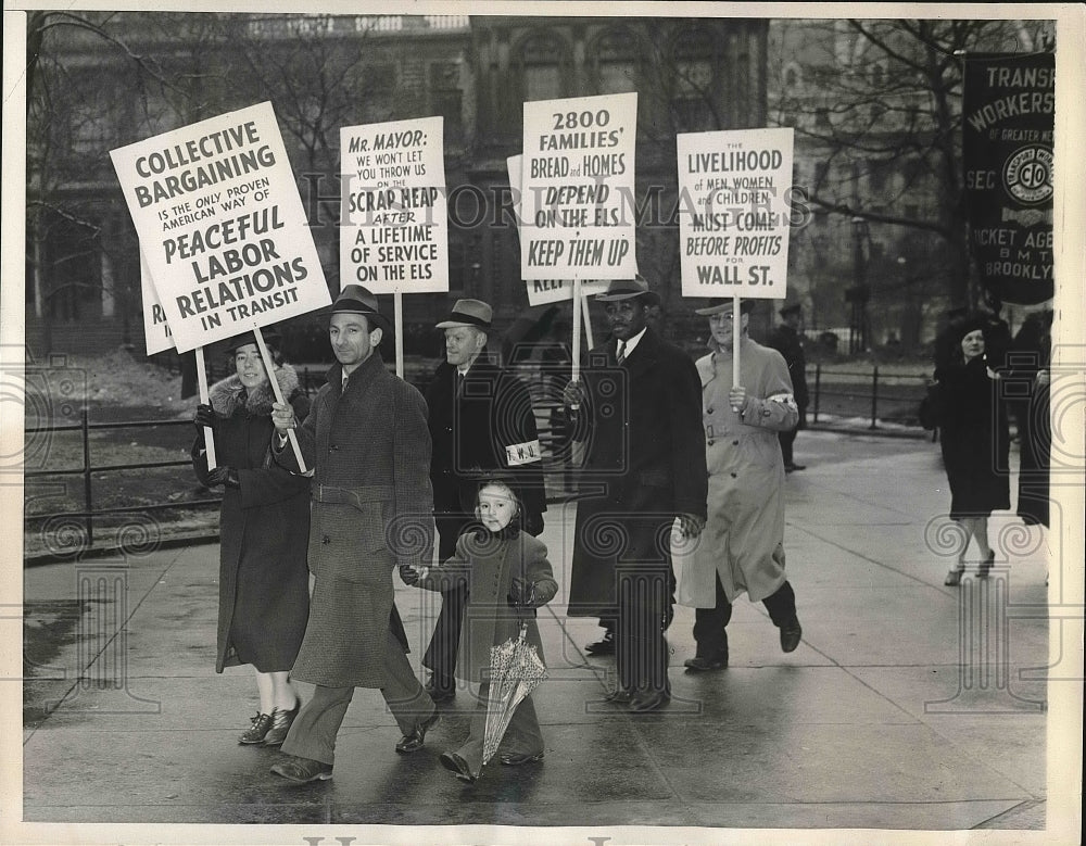 1940 Press Photo Transit Worker with his family carry pickets signs at City Hall - Historic Images