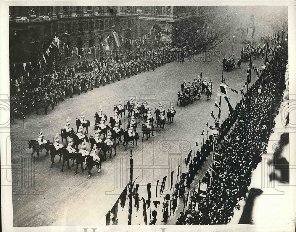 1934 Coach bearing The Duke of Kent, his new bride, Princess Marina - Historic Images